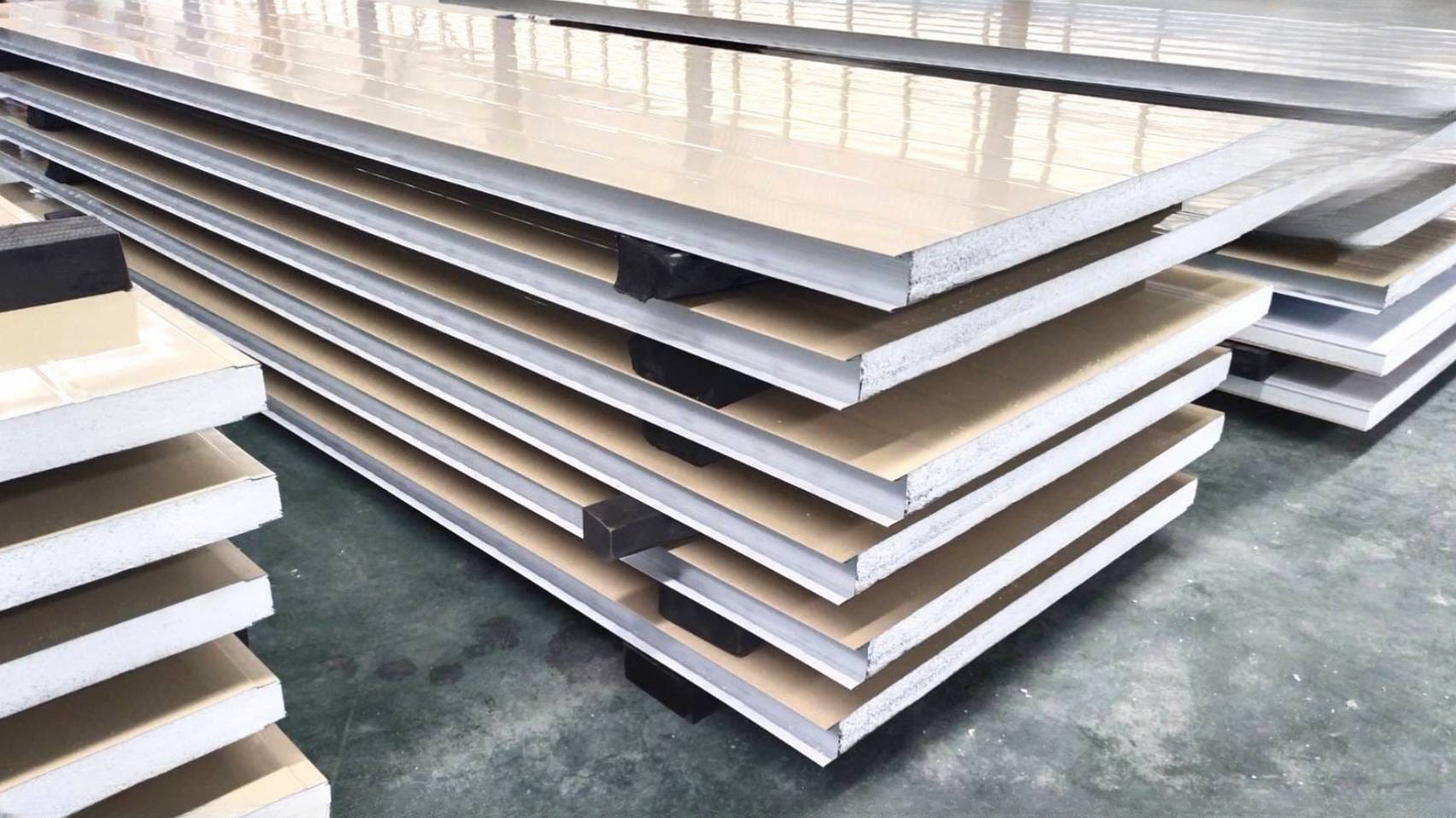 ผนังสำเร็จรูป SANDWICH PANEL